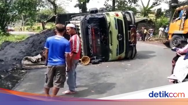 Penumpang Sepeda Motor Tewas Tertimpa Truk Di Sukabumi