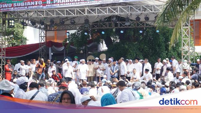 Prabowo Disambut Selawat di Panggung Syukuran, Sandi Belum 