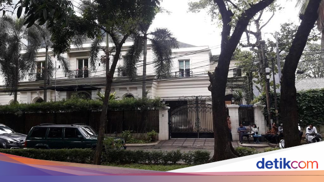 Foto: Tak Ada Karangan Bunga di Rumah Sandiaga