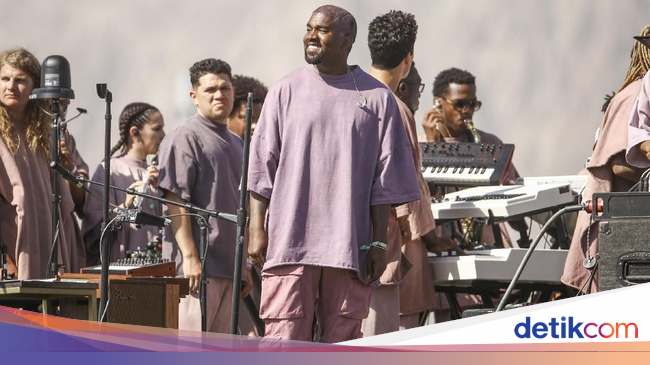 Kanye West Jual Baju Untuk ke Gereja di Coachella Harga 