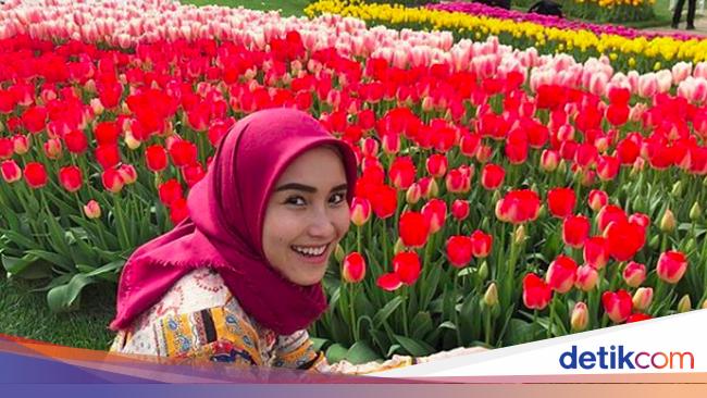 Adu Cantik Ayu Tingting Dan Taman Bunga Tulip Turki
