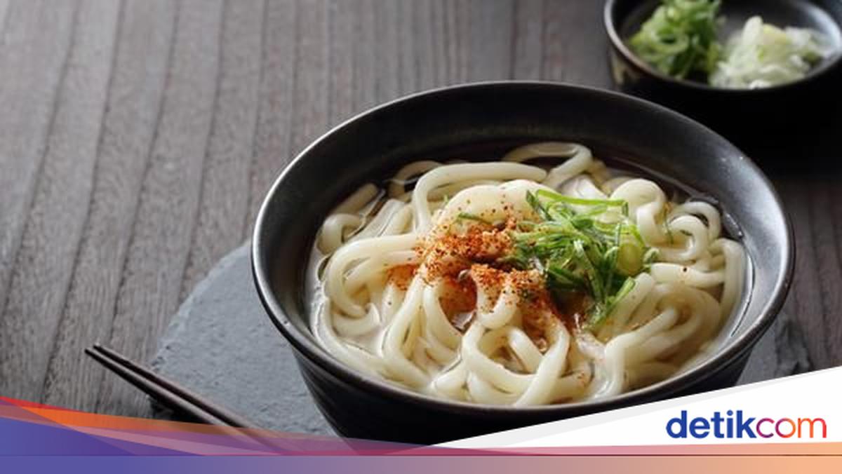 Mendiang Kakeknya Makan Udon