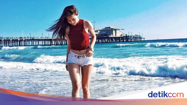 Foto Gaya Liburan Aktris Seksi Korsel Kim Hee Jeong