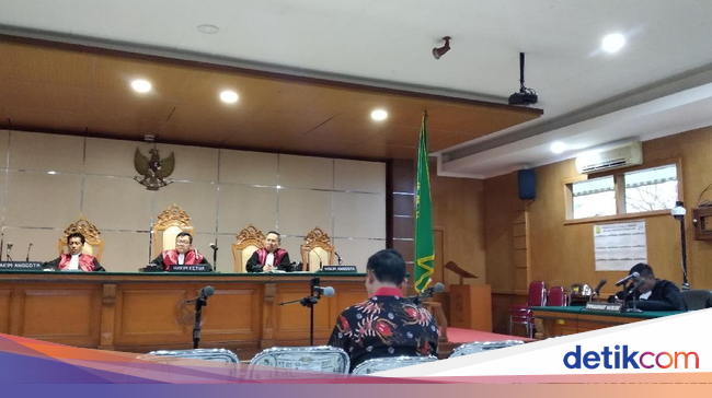 Kasus Jual-Beli Jabatan, Bupati Cirebon Dituntut 7 Tahun Bui