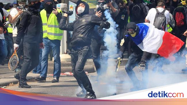 Protests against Mahsa Amini’s death in Chaotic Paris, tear gas canisters