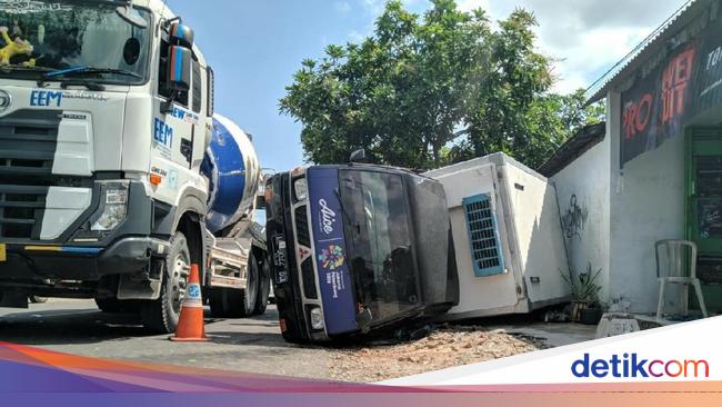 Mobil Boks Berisi Es Krim Terguling Di Ponorogo