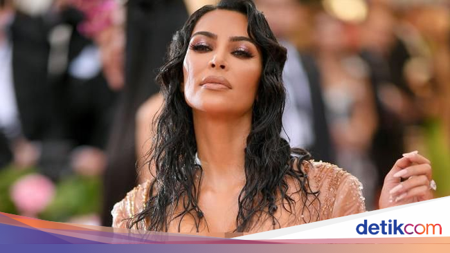 Perlu 8 Bulan untuk Membuat Baju Basah Kim Kardashian di 