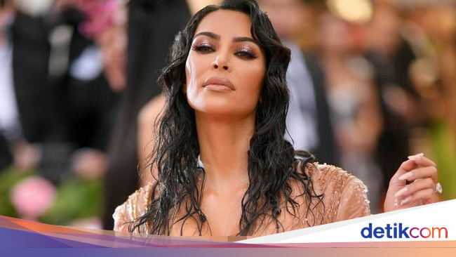 Perlu 8 Bulan untuk Membuat Baju Basah Kim Kardashian di Perlu 8 Bulan untuk Membuat Baju Basah Kim Kardashian di
