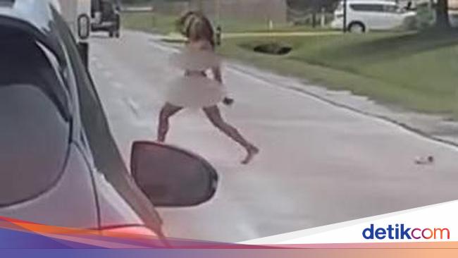  Wanita  Ini Lepas  Baju  di Jalan dan Sebabkan Macet