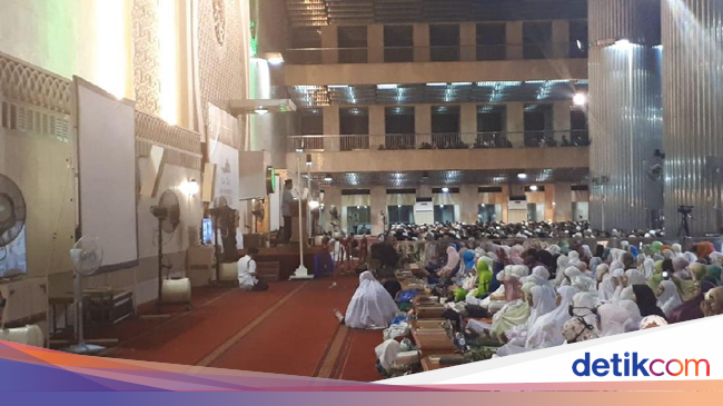 Anies di Depan Jemaah Tarawih: Ibu Kota Adalah Simpul 