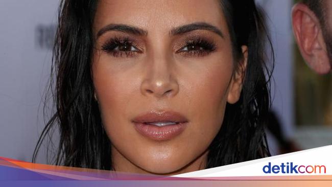 Foto Gaya Seksi Kim Kardashian Populerkan Tren Tampil Basah 