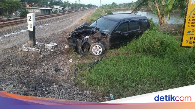 SUV Terserempet Kereta di Lamongan, Beruntung Pengemudi 