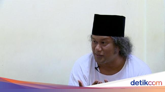 Alasan Gus Muwafiq Membiarkan Rambutnya Gondrong Alasan Gus Muwafiq Membiarkan Rambutnya Gondrong