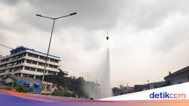 Tepis Isu 'Bubuk Putih', Polri Pastikan Heli Saat 22 Mei Angkut Air - detikNews
