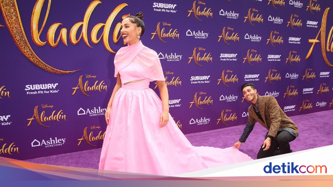 Aksi Mena Massoud 'Aladdin 'Jadi Asisten Dadakan Naomi 