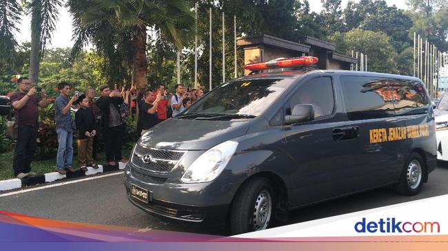 Iring iringan Mobil Ikuti Keberangkatan Jenazah Ustaz Iring iringan Mobil Ikuti Keberangkatan Jenazah Ustaz