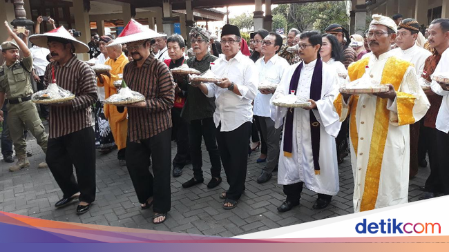 Syukuran Jokowi Menang Pilpres Warga Solo Kirab 1001 Tumpeng