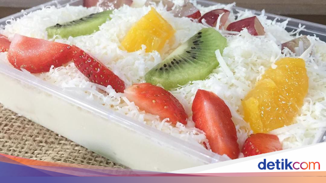 Krenyes Segar Salad  Buah  dengan Parutan Keju untuk Buka Puasa