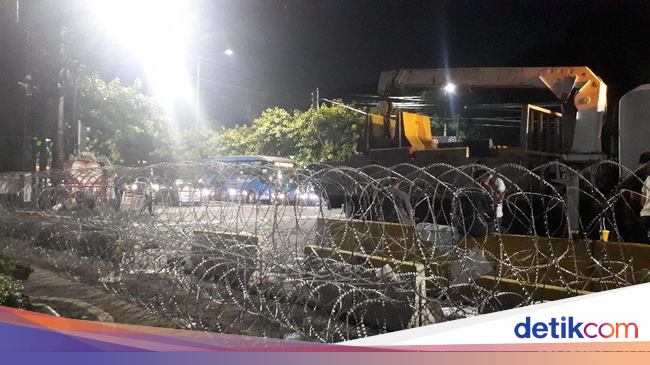 Separator Beton Penutup Jalan Depan KPU Mulai Dibuka Separator Beton Penutup Jalan Depan KPU Mulai Dibuka