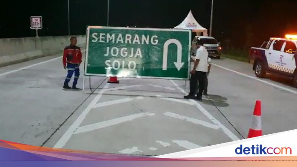 Jelang One Way, Rambu Mata Kucing Dipasang di Tol Brebes Barat