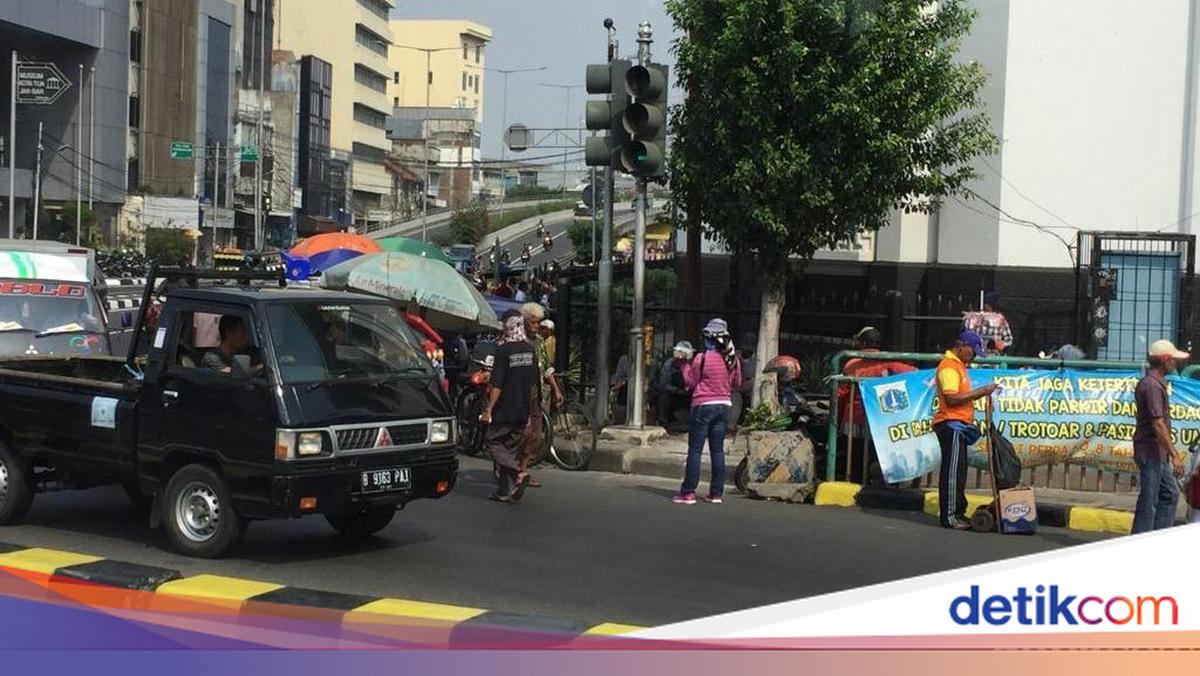 Kisah Inang-inang: 20 Tahun Bertahan Hidup Jadi 'Bank Berjalan'