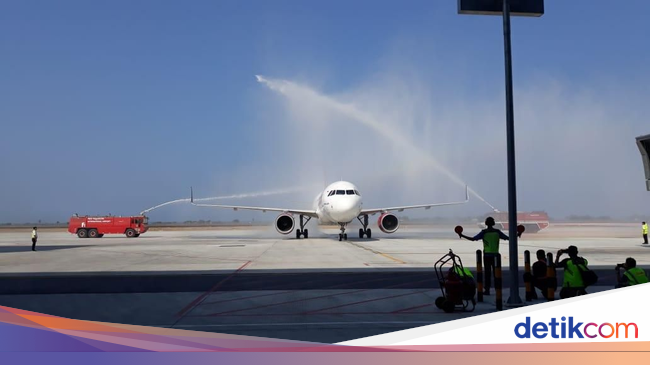 Disemprot Air Batik Mendarat Perdana di Bandara Baru 