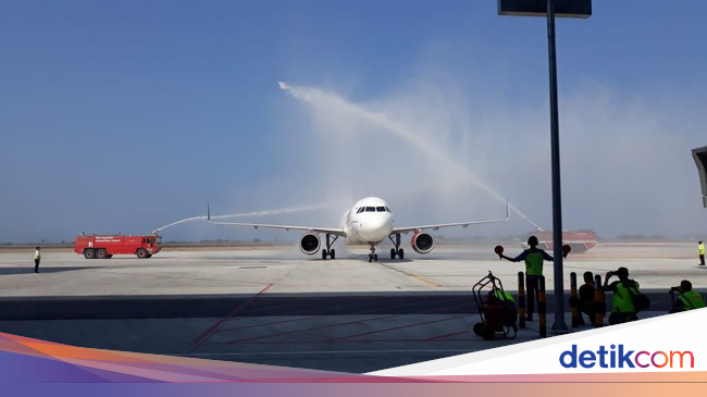 Disemprot Air Batik Mendarat Perdana di Bandara Baru Disemprot Air Batik Mendarat Perdana di Bandara Baru