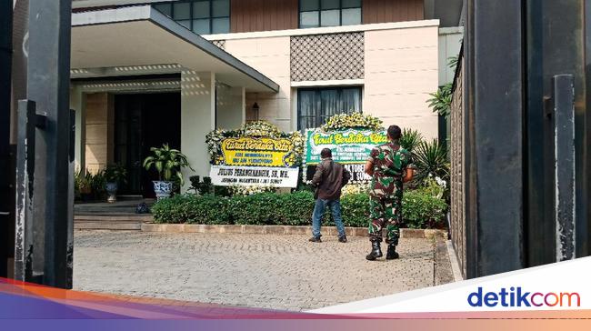 Ani Yudhoyono Wafat Karangan Bunga Berdatangan Ke Rumah Sby Di Kuningan<script async src=