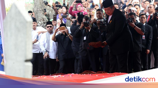 Detik-detik Pemakaman Ani Yudhoyono di TMP Kalibata