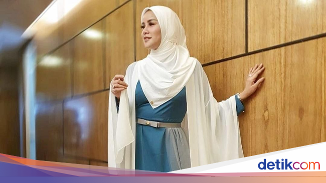 10 Inspirasi Pakai Baju  Putih Saat  Lebaran  dari Para Artis  