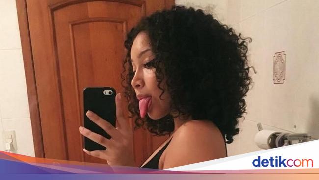 Ada yang Aneh pada Foto Viral Wanita yang Selfie di Kamar Ada yang Aneh pada Foto Viral Wanita yang Selfie di Kamar