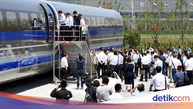 Wus Kereta Super Cepat Buatan China Ini Bisa Melaju 600 Km Jam