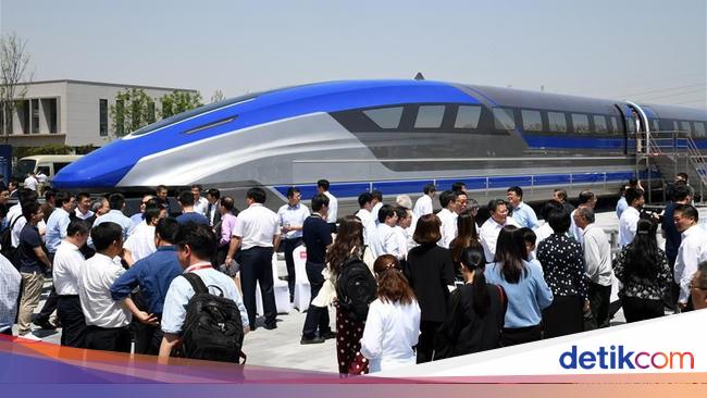 Wus Kereta Super Cepat Buatan China Ini Bisa Melaju 600 Km Jam