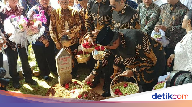 Haru di Kalibata Saat SBY Ziarah ke Makam Ani Yudhoyono