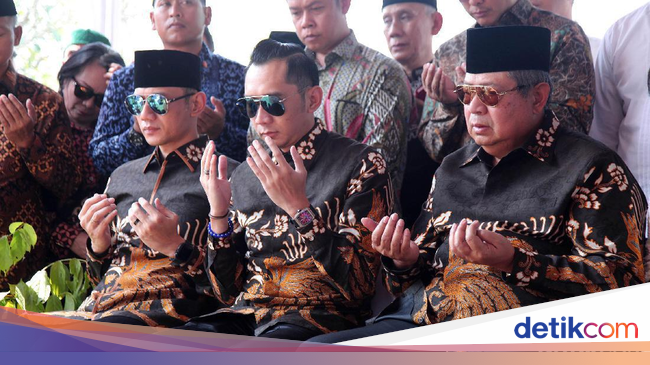SBY, AHY dan Ibas Kompak Berbatik Saat Ziarah ke Makam Ani 