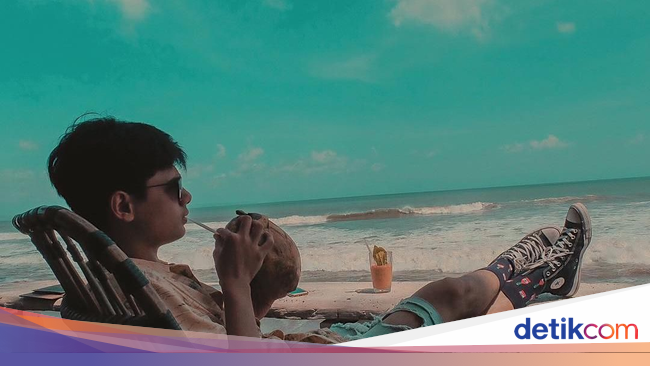 Pose Ganteng Pesinetron Rayn Wijaya Saat Nongkrong di Kafe