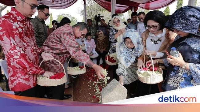 Bersama Sang Mertua Sby Ziarah Ke Makam Ani Yudhoyono Di Tmp Kalibata