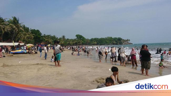 Libur Lebaran Pantai Anyer Dipadati Wisatawan