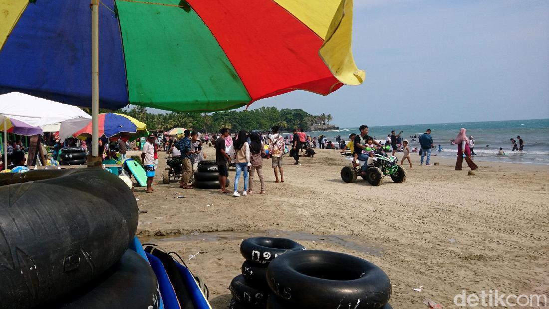 Ribuan Wisatawan Padati Pantai Anyer