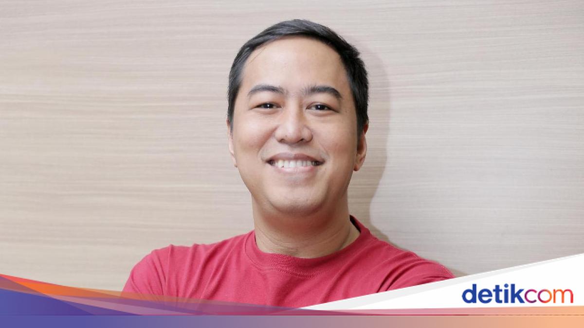 Pandji Pragiwaksono minta maaf setelah materi stand up-nya dianggap menghina adat Toraja. Ia diminta laksanakan upacara adat dan membayar sanksi.