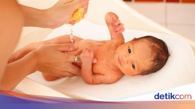 10 Cara Memandikan Bayi Yang Baru Lahir Cek Di Sini