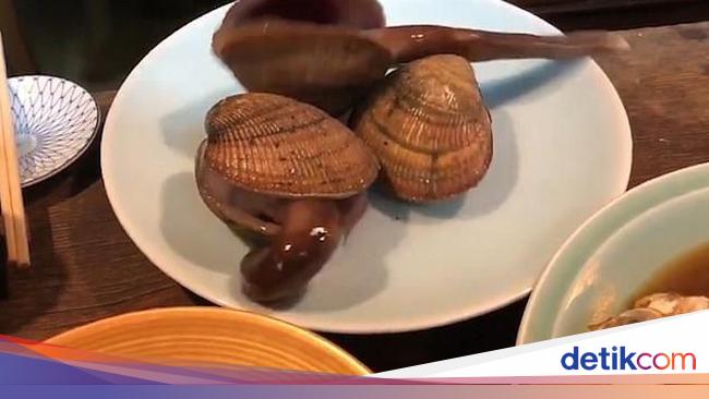 Akan Dimasak Kerang Hidup Ini Loncat Dan Berusaha Keluar Dari Cangkang