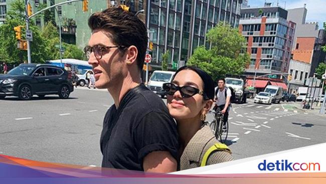 Foto: Aksi Catwalk Anwar Hadid, Pacar Dua Lipa yang Pindah ...