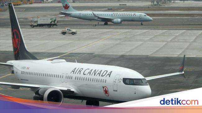 Air Canada Passenger Upset Over Removal of Two Passengers – Clean-Up Protest on Plane