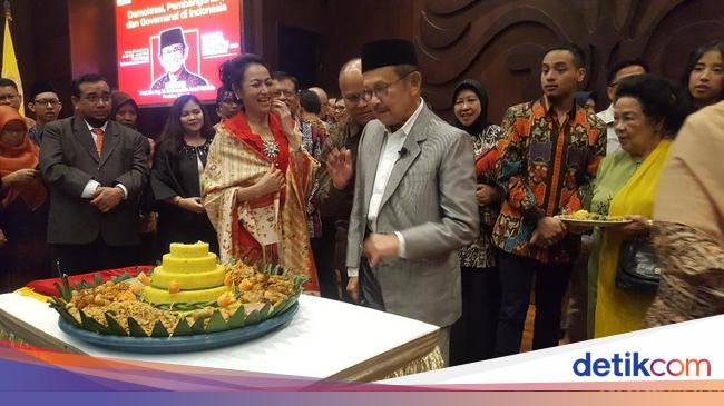 Usai Orasi Ilmiah di UI, BJ Habibie Dapat Kejutan Ultah ke-83