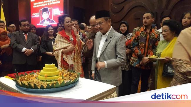 Usai Orasi Ilmiah di UI, BJ Habibie Dapat Kejutan Ultah ke-83 Usai Orasi Ilmiah di UI, BJ Habibie Dapat Kejutan Ultah ke-83