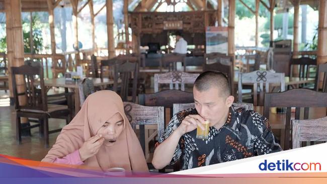 Gemar Kulineran Ini Pose Istri Ustaz Felix Siauw Saat Makan Kunafe Hingga Ngopi Gemar Kulineran Ini Pose Istri Ustaz Felix Siauw Saat Makan Kunafe Hingga Ngopi