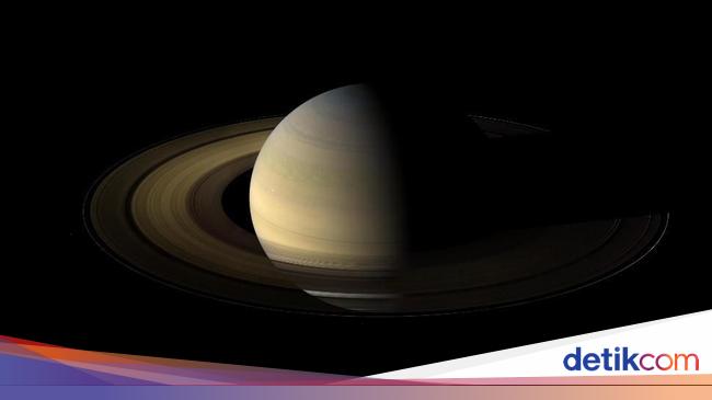 “The Beauty and Surprising Lightness of Saturn: A Guide to the Planet’s Features and Characteristics”