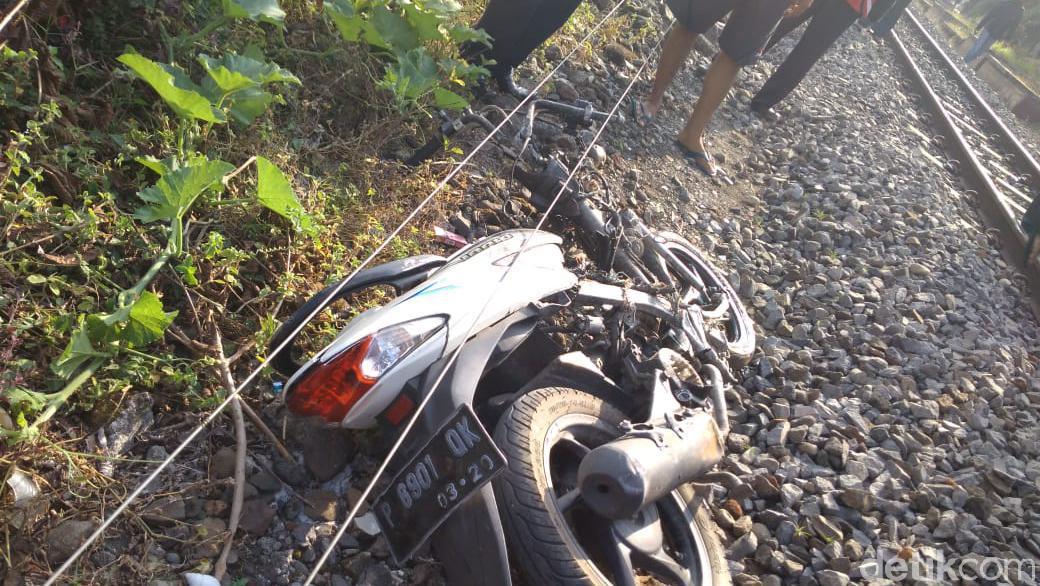 Tertabrak Kereta Api Lalu Terseret 300 Meter, Pasutri Di Jember Tewas