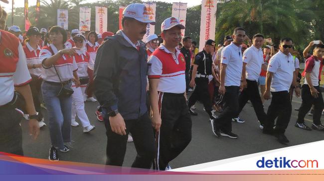 Rayakan HUT Bhayangkara, Kapolri dan Panglima TNI Jalan Sehat Bersama